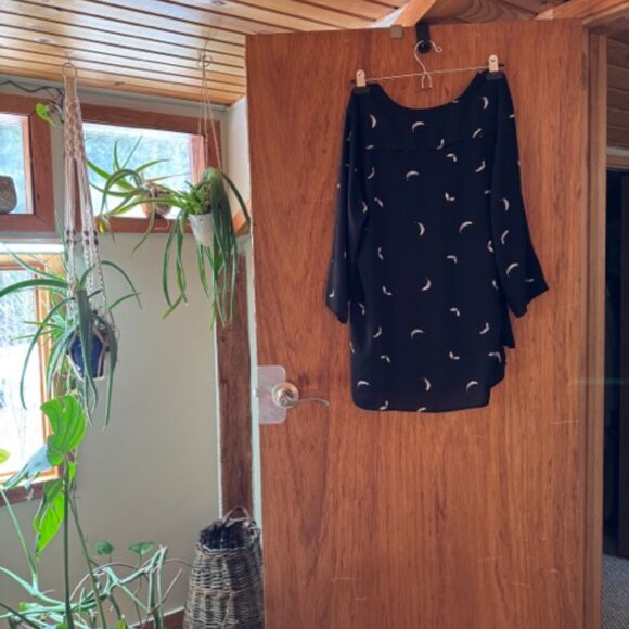 Dynamite Blouse Feathers Sweet detailing on the back - Picture 7 of 7